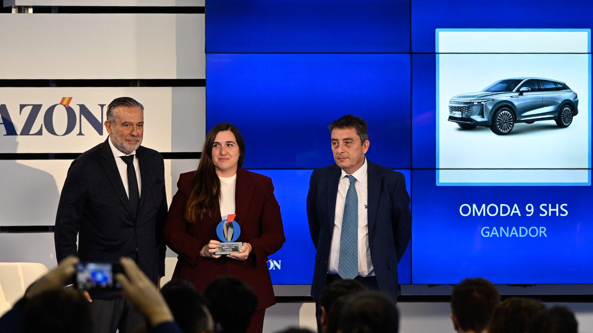 Belén Chaves, Brand Product Manager de OMODA & JAECOO España, recoge el premio a mejor vehículo electrificado