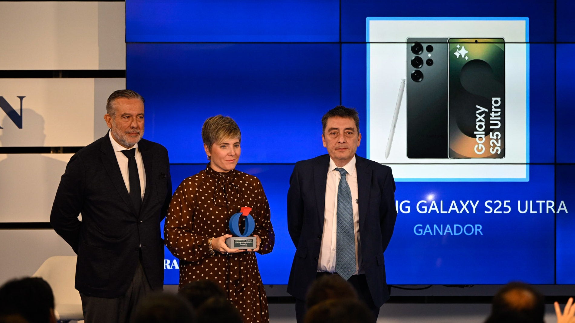 Laura Bárcena Cortes, directora de comunicación de Samsung España, recoge el premio a mejor smartphone