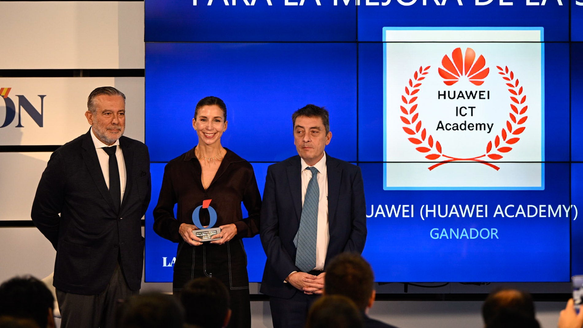 Carmen González Gens, Vicepresidenta de Huawei España, recoge el premio por la mejor iniciativa tecnológica para la mejora de la sociedad