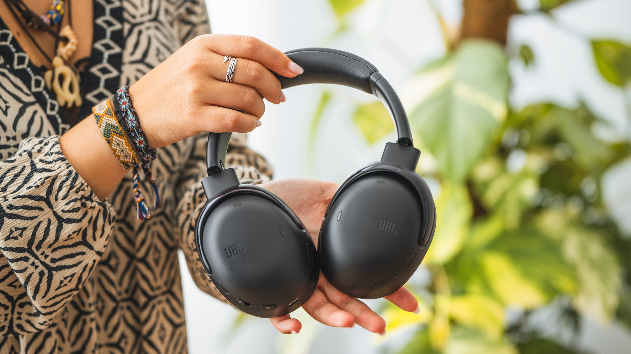 Aspecto del exterior de los JBL Tour One M3