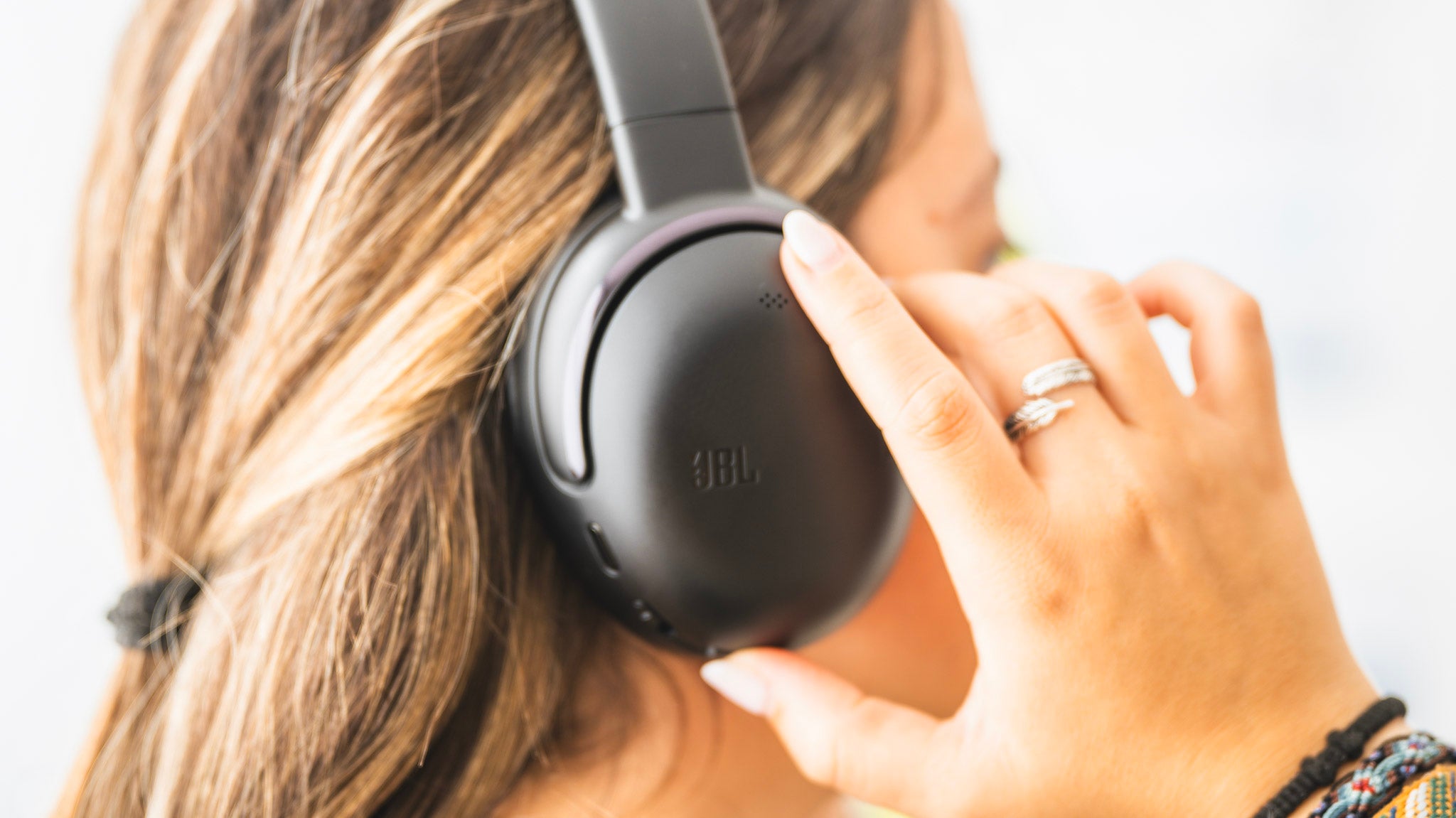 El diseño es uno de los aspectos más cuidados de los JBL Tour One M3