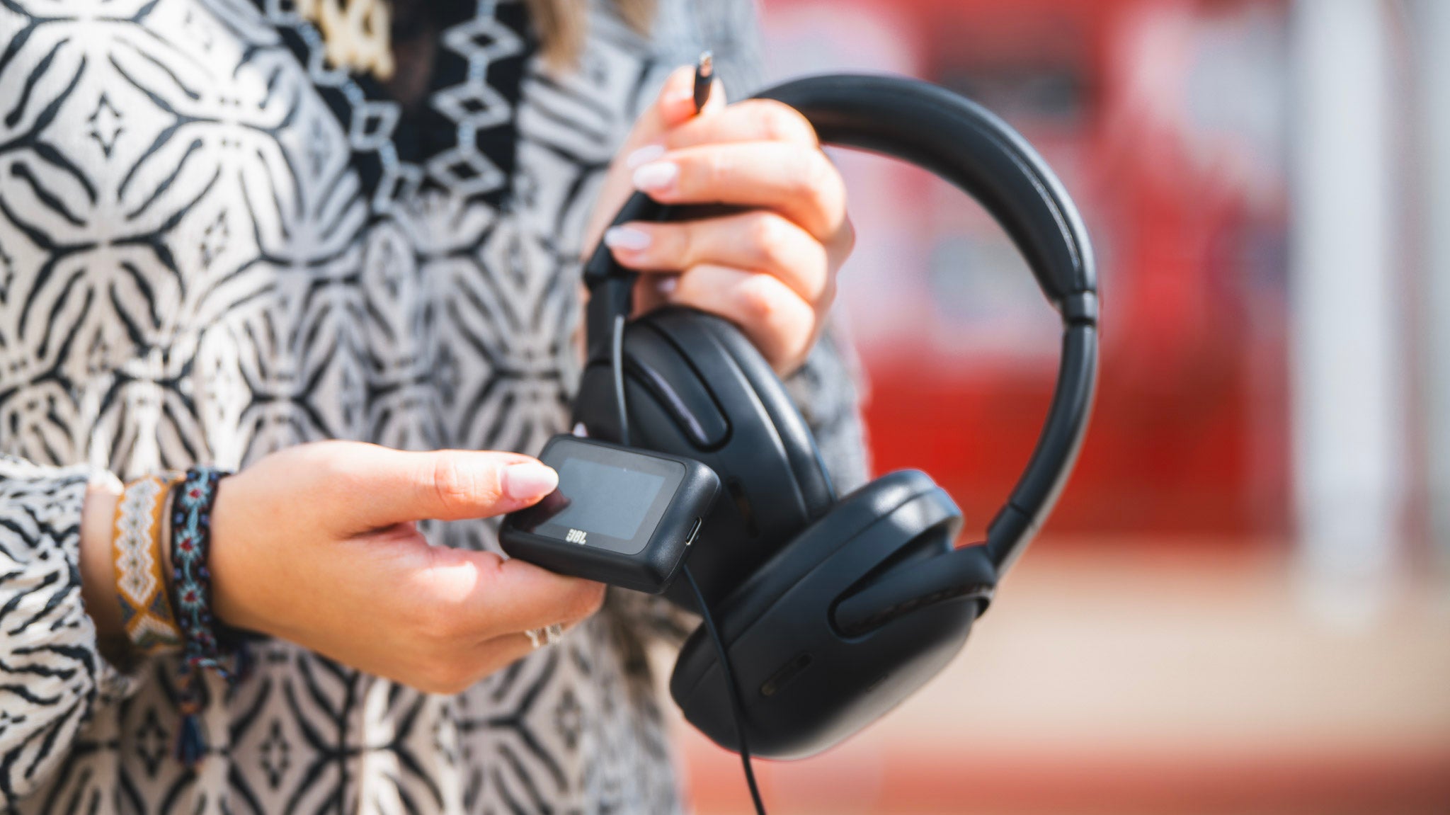 Los JBL Tour One M3 con el transmisor Smart TX, una de sus principales bazas