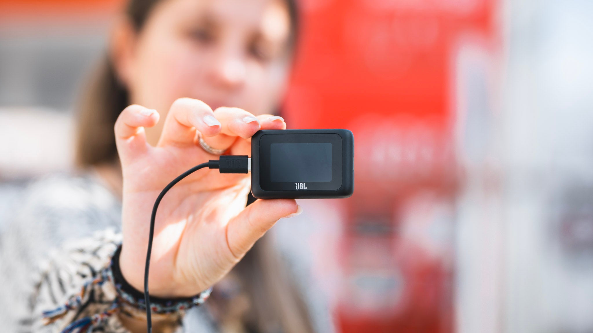 El transmisor Smart TX, que se puede comprar en un pack especial con los auriculares, aumenta las capacidades de conectividad de los JBL Tour One M3