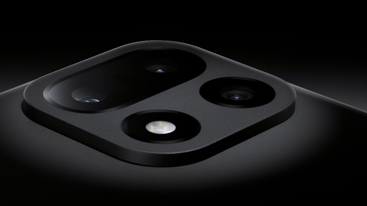 El módulo trasero de cámaras del OnePlus 15 con sus tres sensores fotográficos y el flash LED