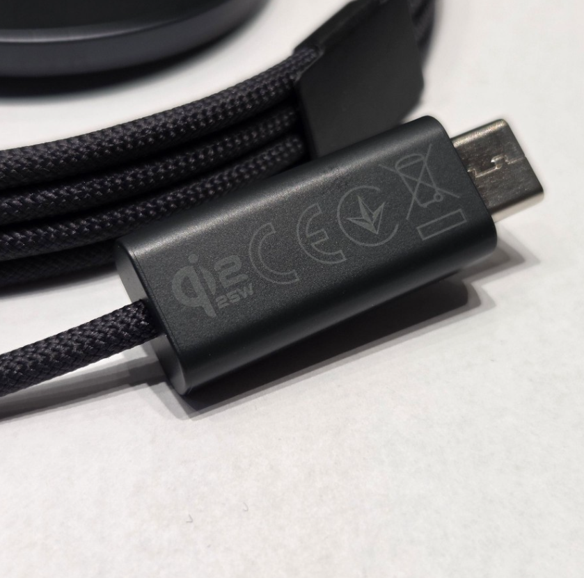 Detalle del cable en el que se ve el estándar de carga y la velocidad de 25 W - SamMobile