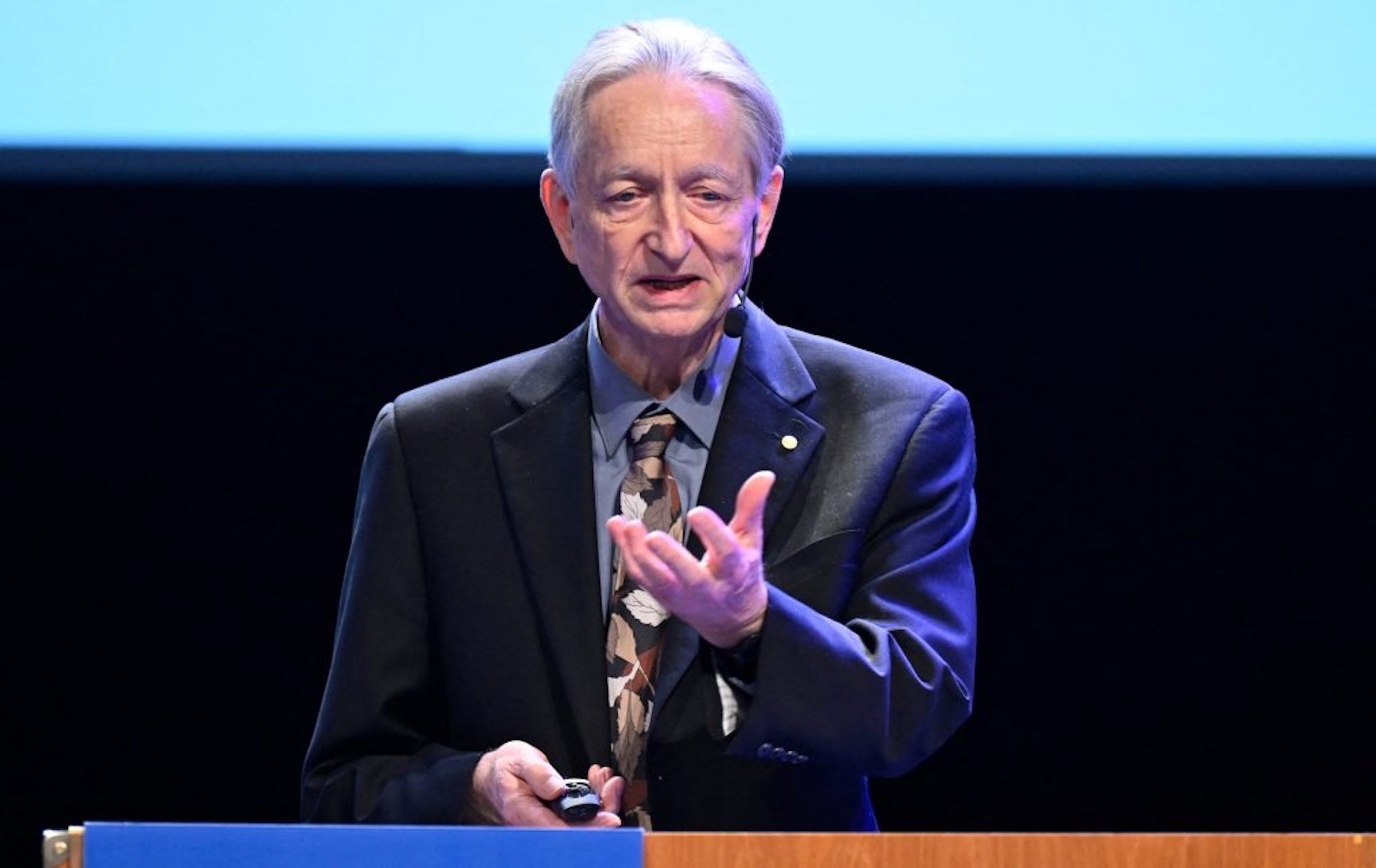 Geoffrey Hinton, 78 años y padre de la IA, alerta: "Eso va a conducir a seres que no serán amables con nosotros"