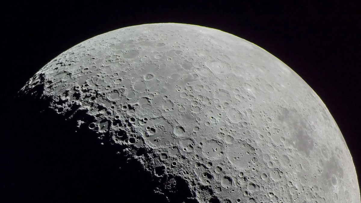 Científicos chinos han encontrado un nuevo metal en la Luna: lo ...