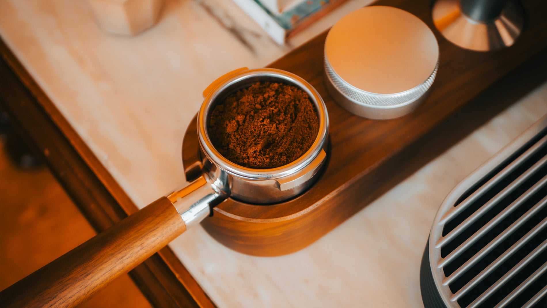 Los accesorios de la Meraki Espresso, en su base de madera / Fotografía de Christian Collado