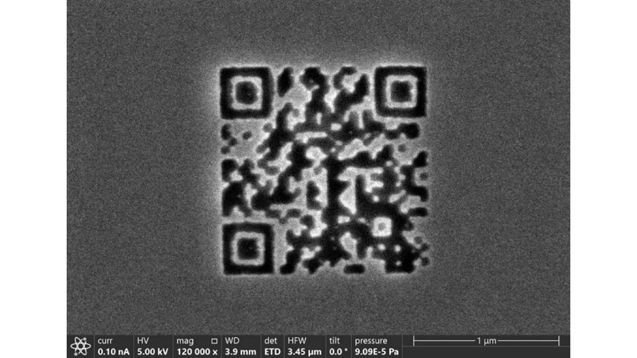 Este es el QR más pequeño de la historia, visto con un microscopio electrónico