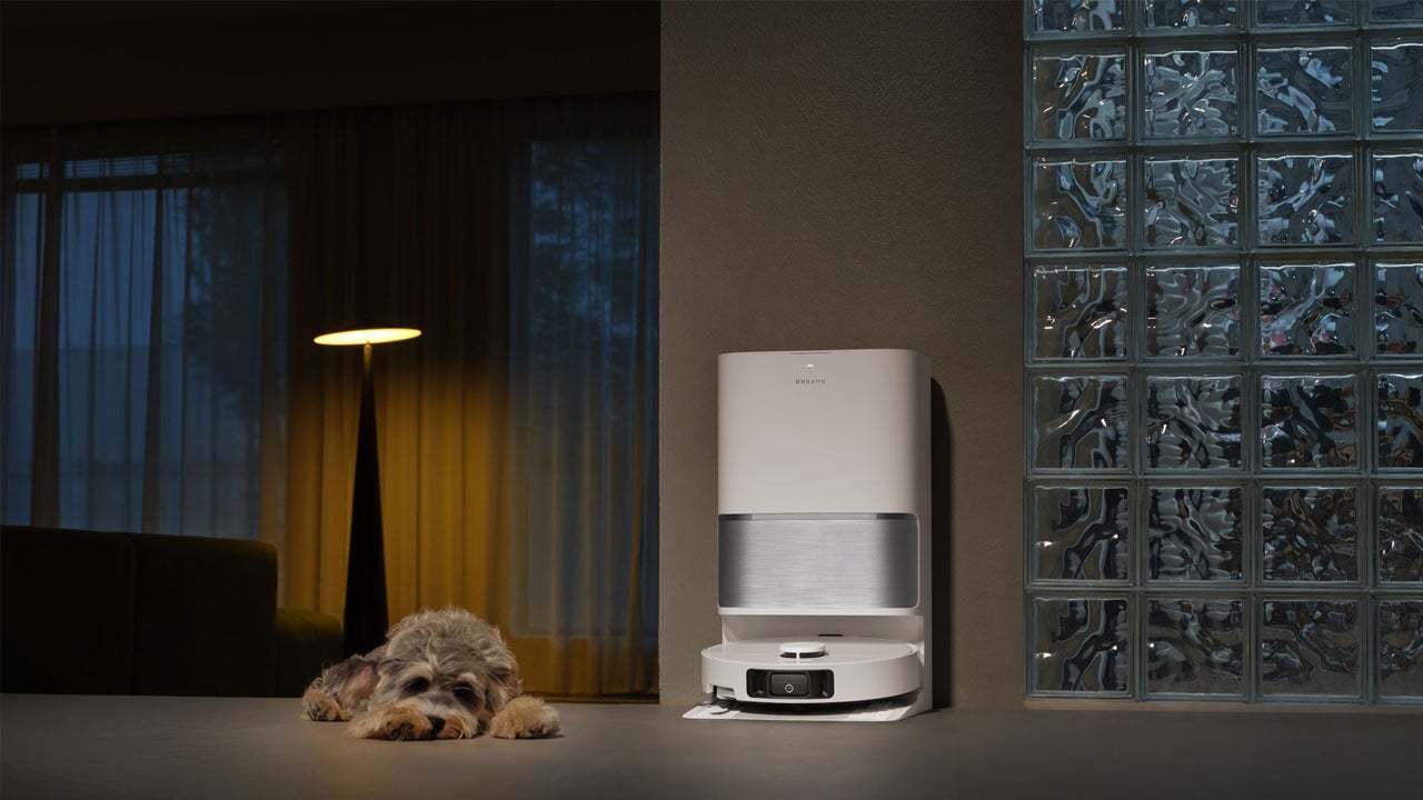 Su potencia de 25.000 Pa y su estación todo en uno permiten olvidarte del polvo