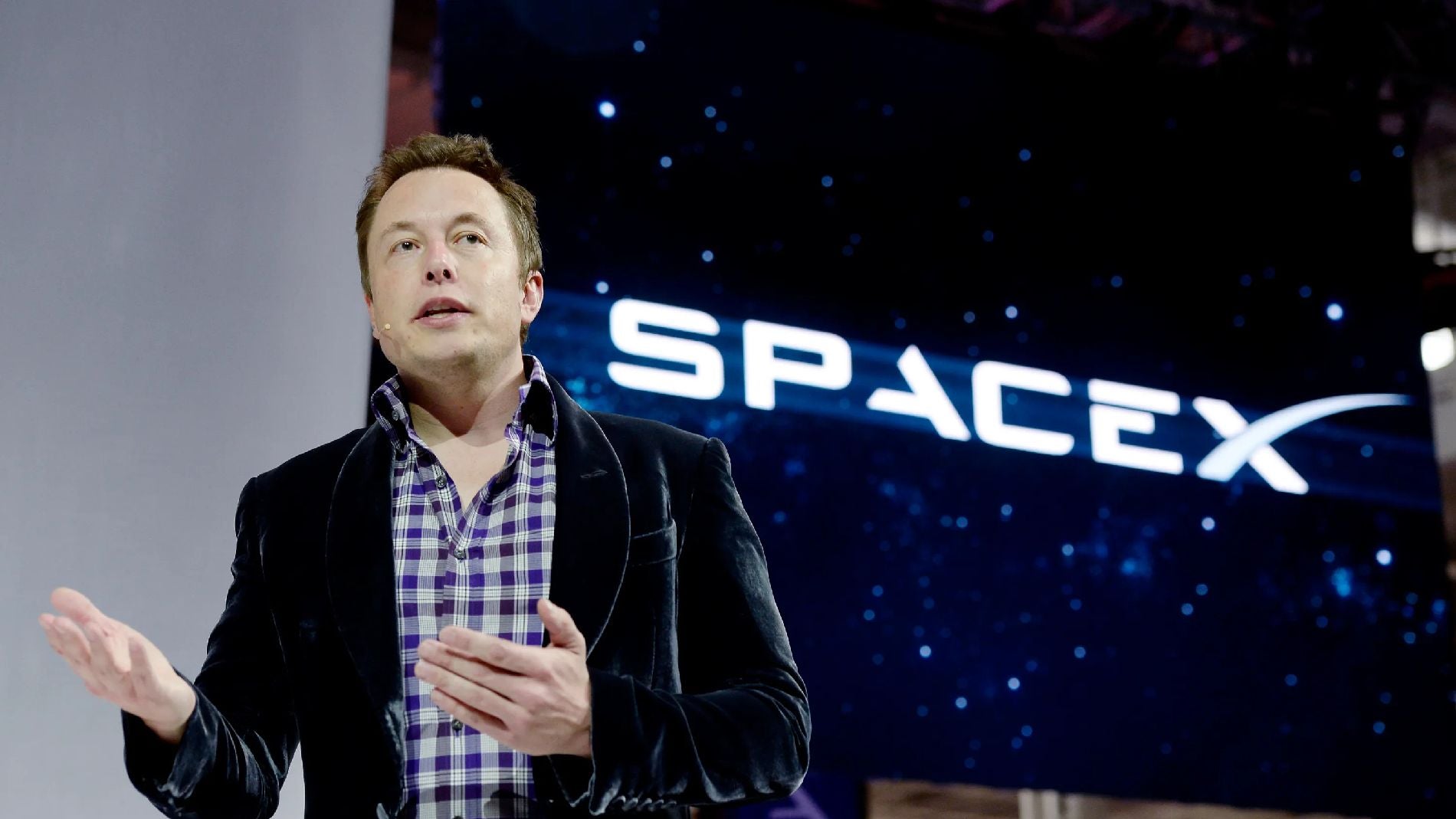 Elon Musk en una conferencia de SpaceX