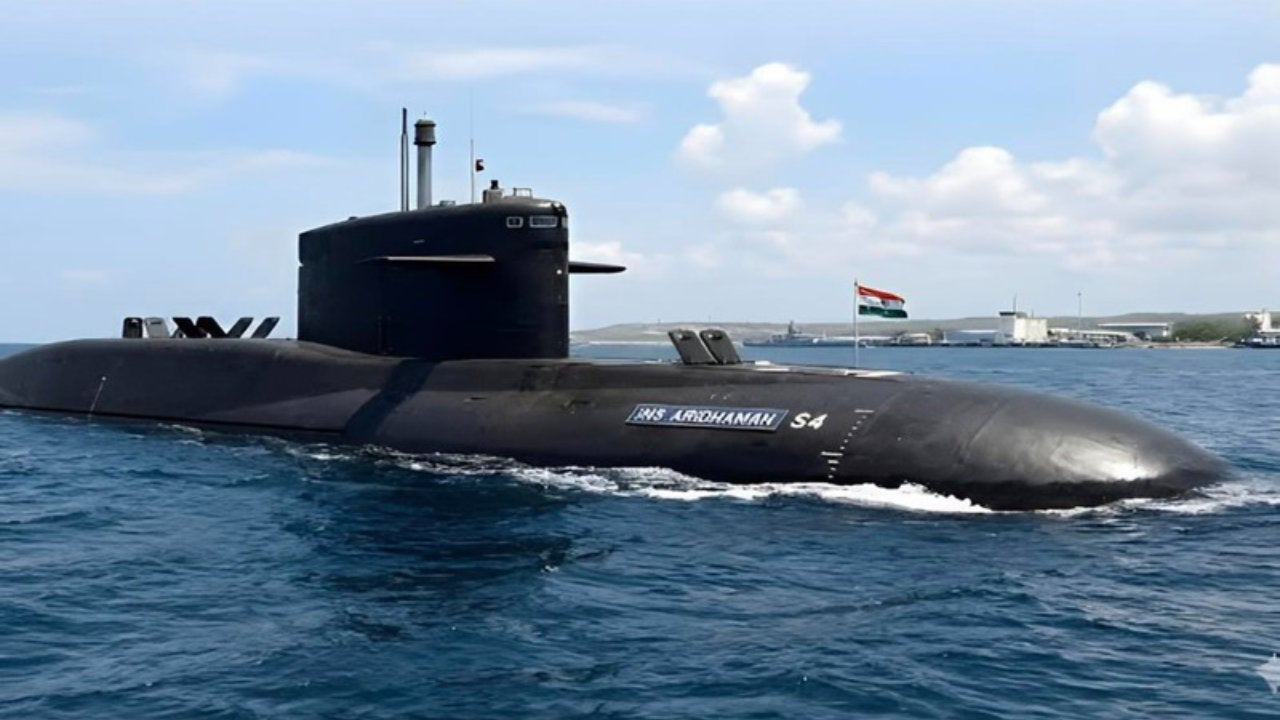 Este submarino mide 130 metros de largo