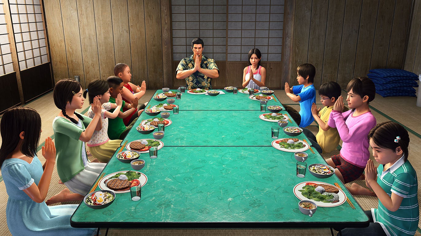 La parte del orfanato contrasta perfectamente con los combates callejeros