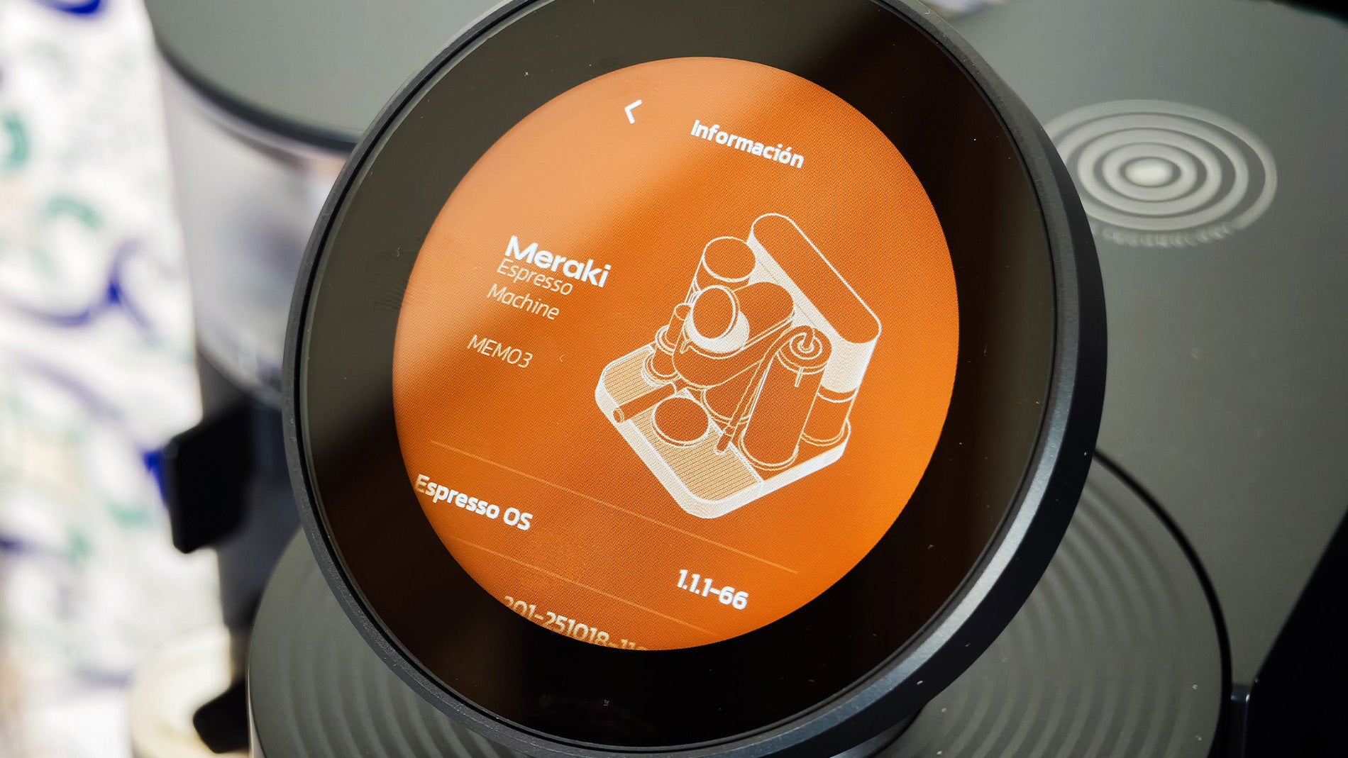 Pantalla de la Meraki Espresso, mostrando el panel de información del SO de la cafetera / Fotografía de Christian Collado