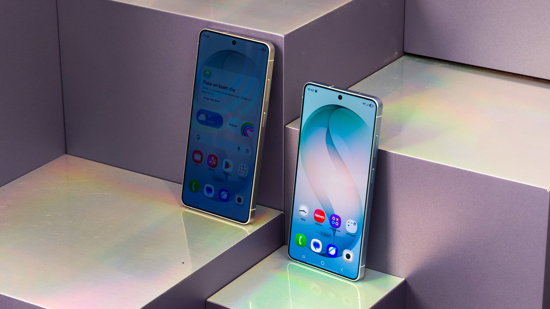 Un Samsung Galaxy S26 Ultra con la pantalla de privacidad activada, y otro con ella desactivada / Fotografía de Christian Collado