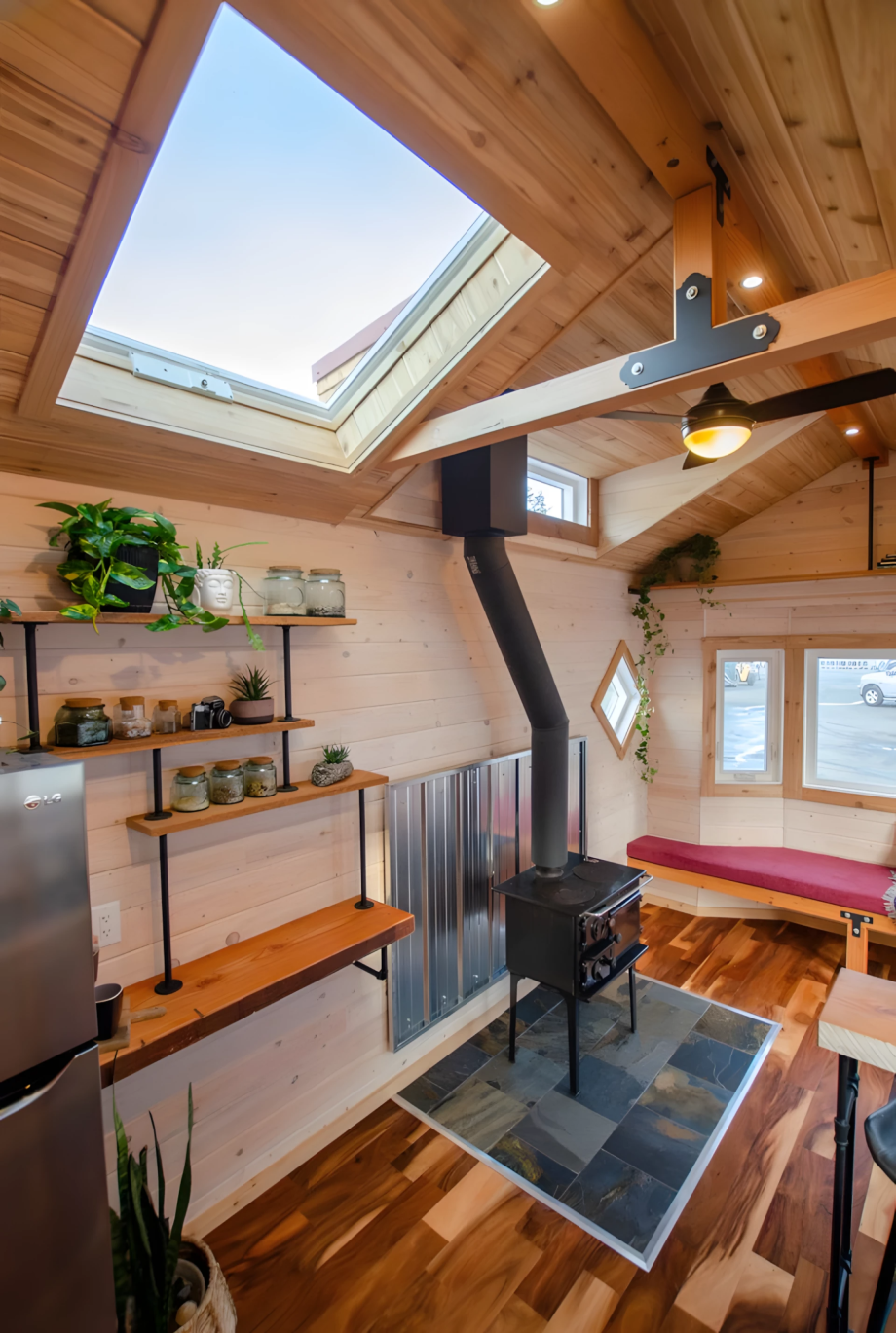 Estufa de la casa prefabricada Huckleberry de Rewild Houses