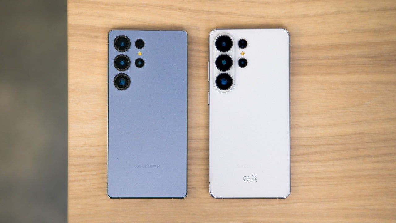 Líneas refinadas para el Samsung Galaxy S26 Ultra (a la derecha), ahora con esquinas más redondeadas y la píldora trasera