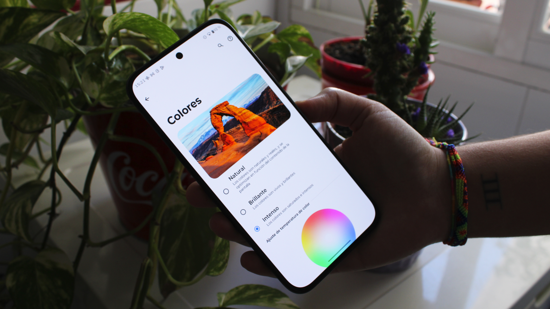 El motorola moto g77 nos deja elegir entre varios modos de colores | Fotografía de Lucía Alcántara Gil