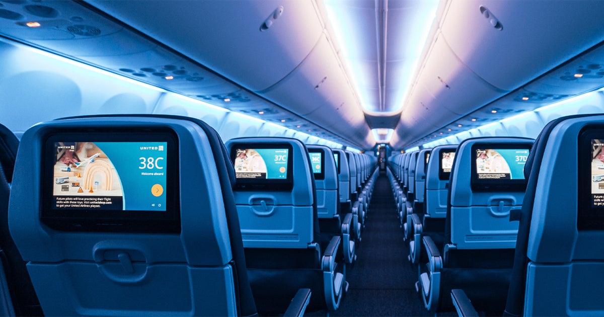 Esta aerolínea te expulsará si te pones a ver TikToks sin auriculares en pleno vuelo