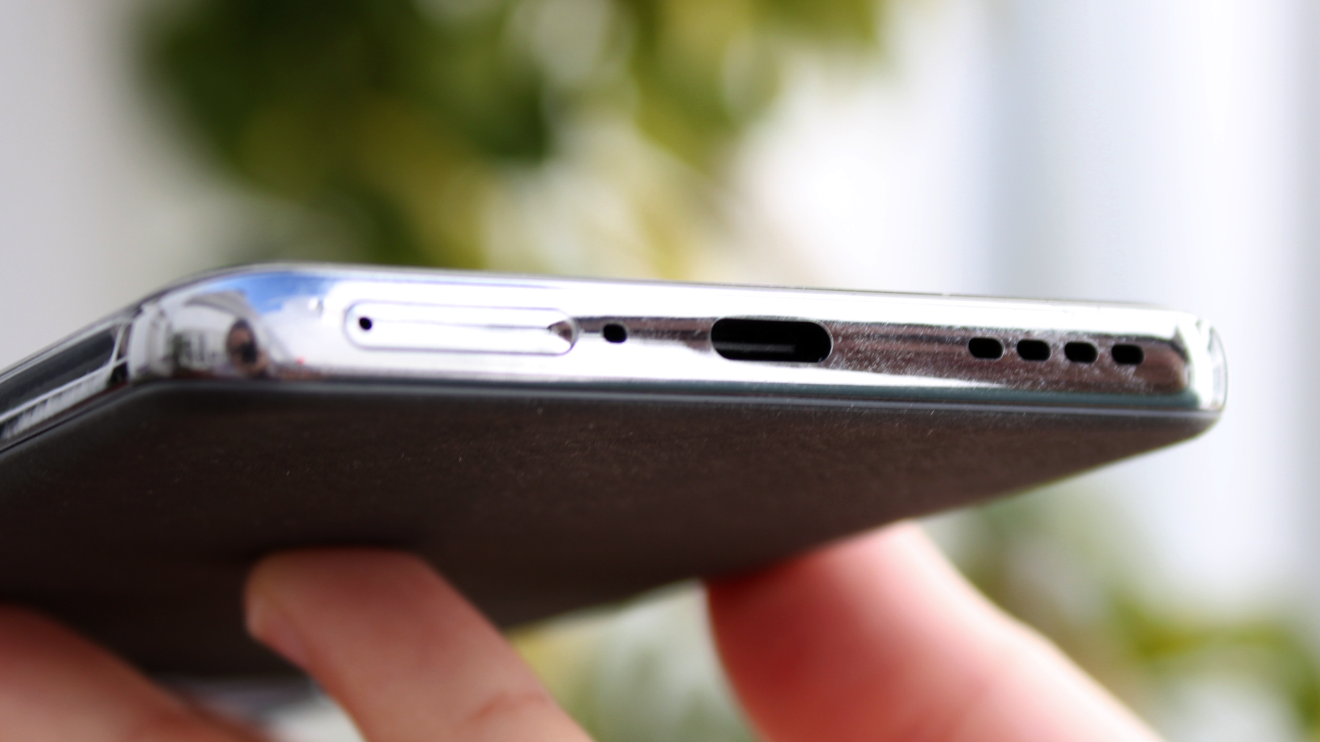 Borde inferior del realme 16 Pro+, también con acabado metálico | Fotografía de Lucía Alcántara Gil