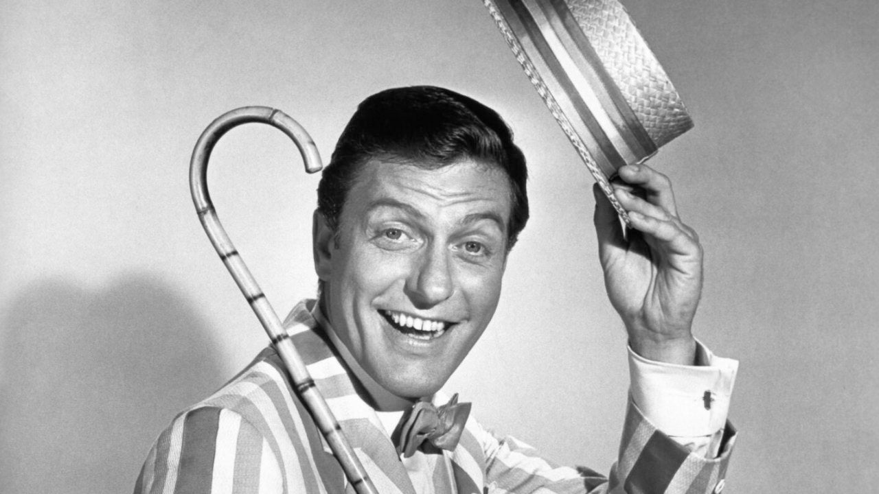 Dick Van Dyke aparece en la película Mary Poppins (1964)
