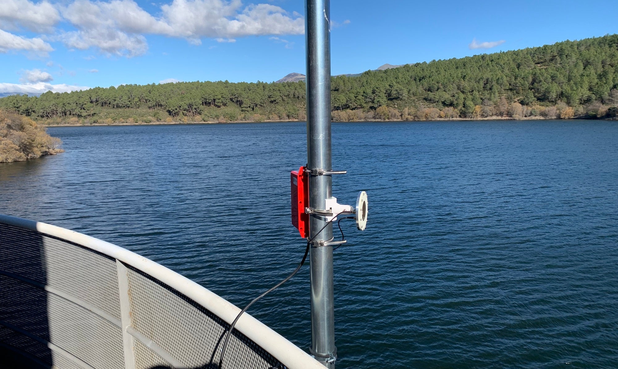 Un sensor de Divirod instalado para monitorizar la cuenca del río Lozoya, en colaboración con el Canal de Isabel II