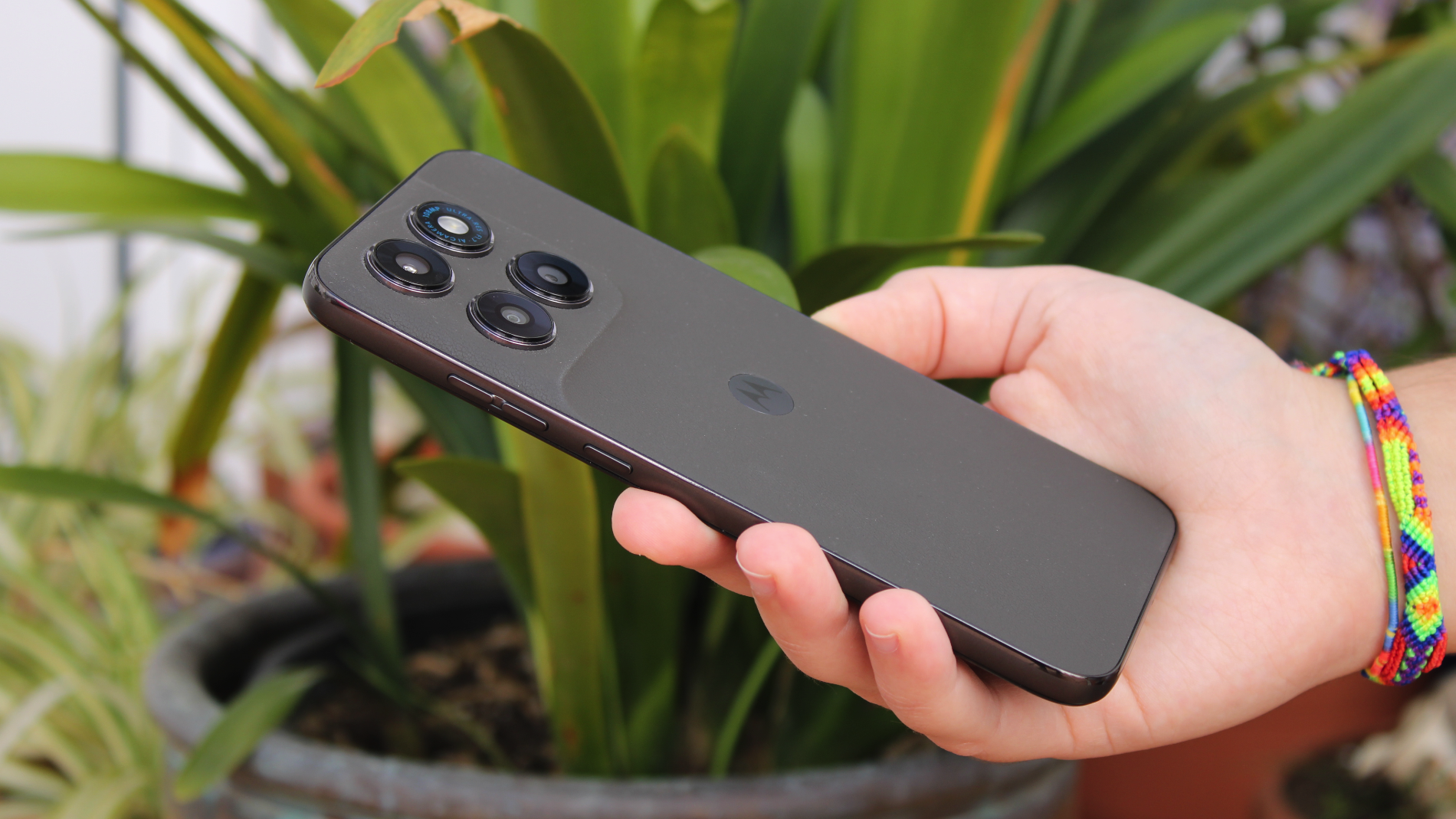 Este motorola moto g77 ofrece un agarre comodísimo | Fotografía de Lucía Alcántara Gil