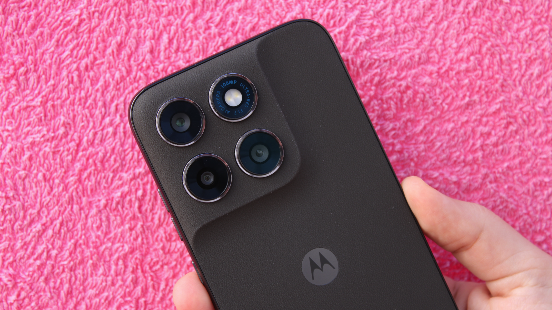 El teléfono cuenta con dos cámaras en la parte trasera, una principal y otra gran angular | Fotografía de Lucía Alcántara Gil