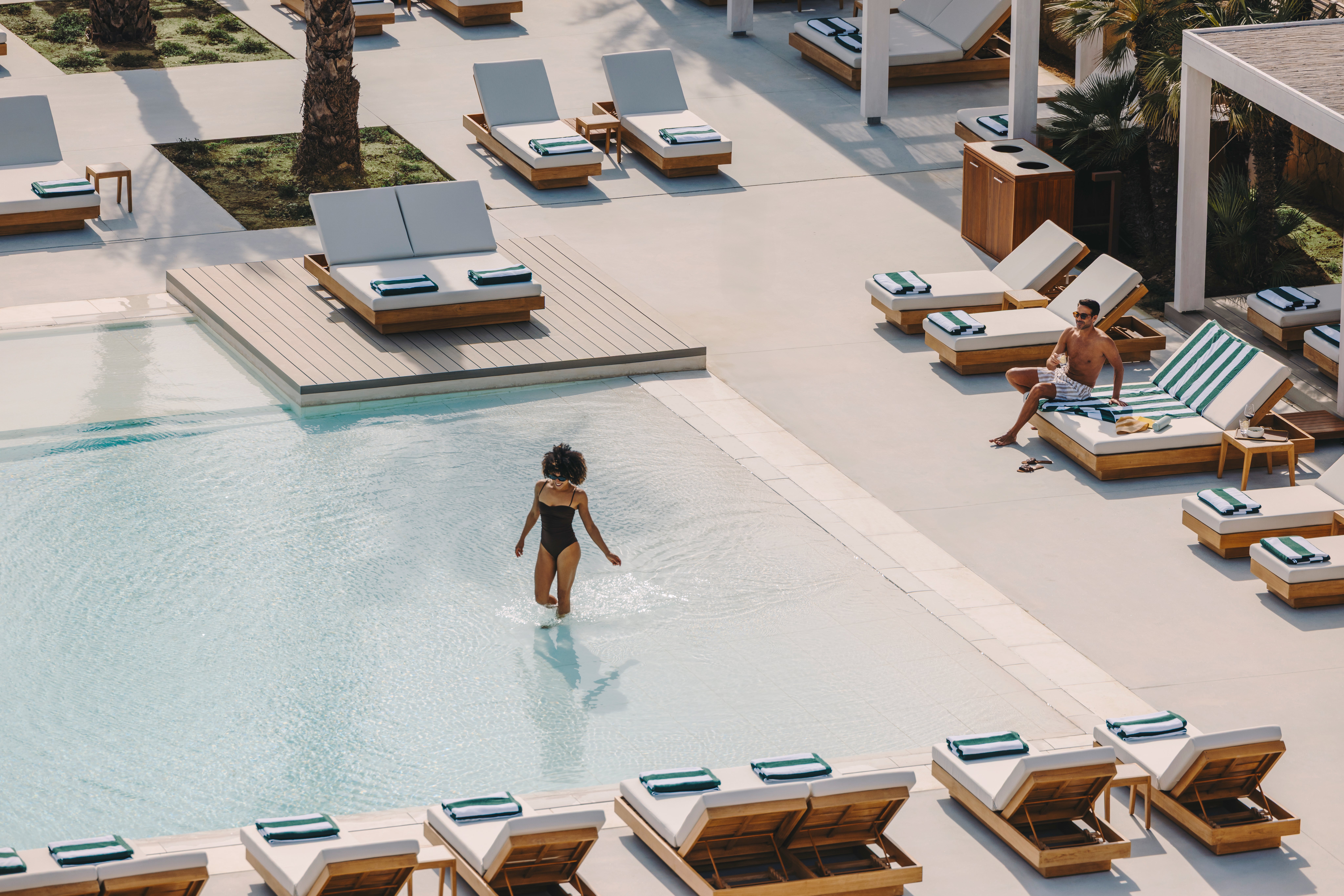 Las piscinas y zonas de descanso forman parte de los espacios pensados para relajarse durante la estancia.