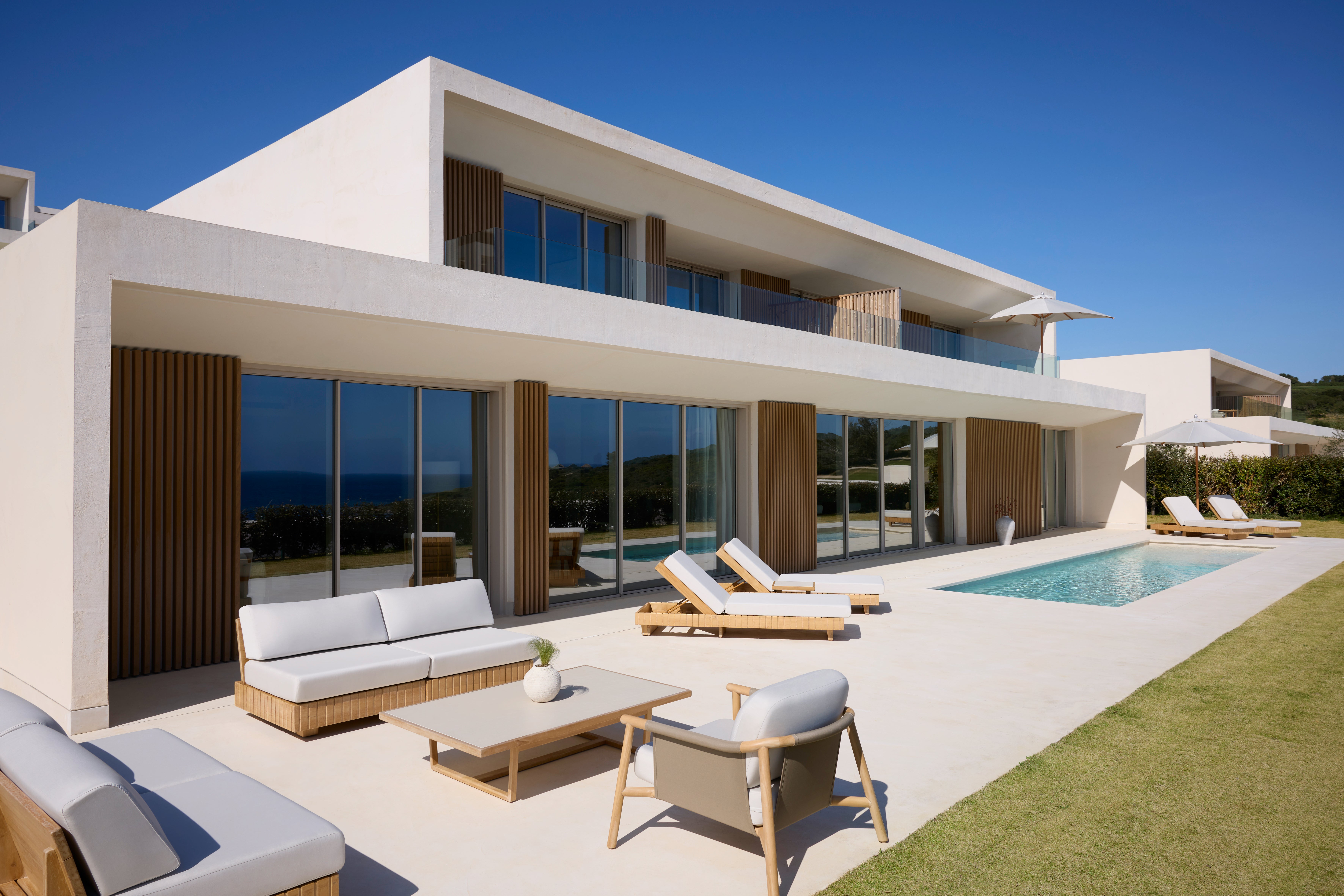 Las villas privadas se abren al paisaje mediterráneo con terrazas y piscinas propias.