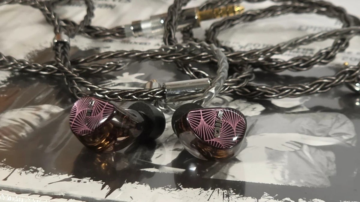 Vuelven los auriculares con cable y pisan fuerte: los oyentes empiezan a primar calidad sobre conveniencia