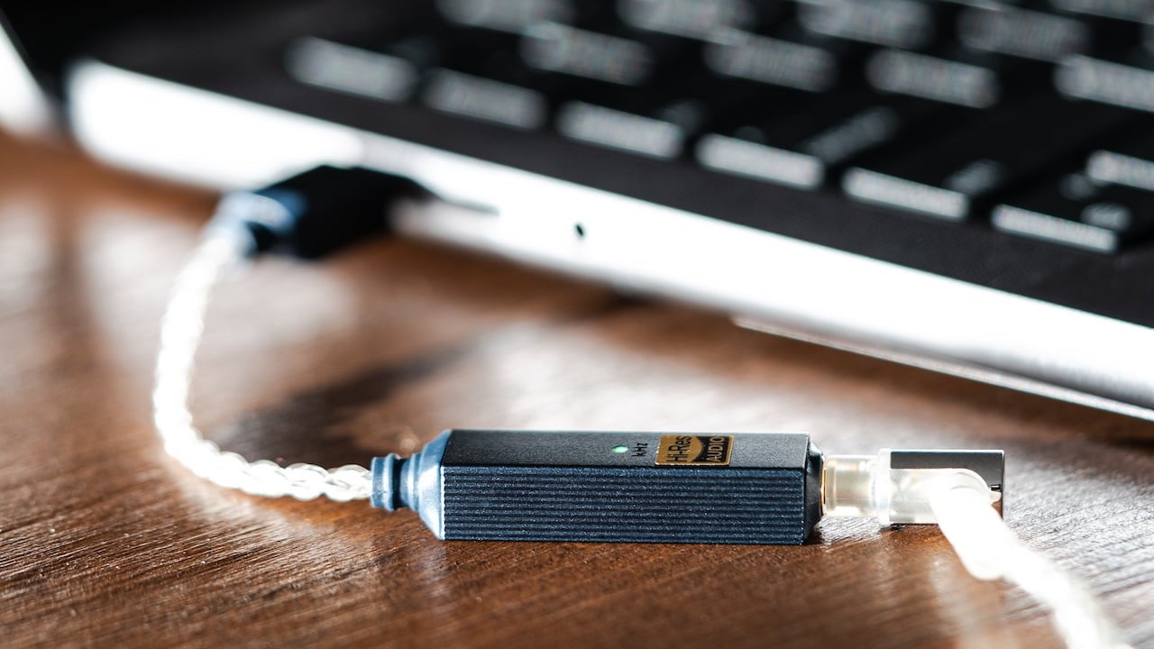 Puedes conectar este DAC a tu portátil o a tu móvil, y funcionará sin más