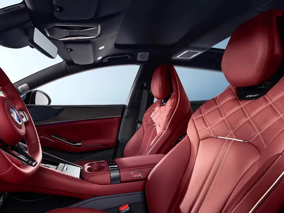 El interior deja en evidencia que se trata de un coche eléctrico de gama alta