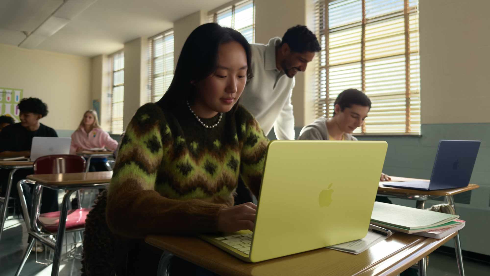 MacBook Neo en color amarillo