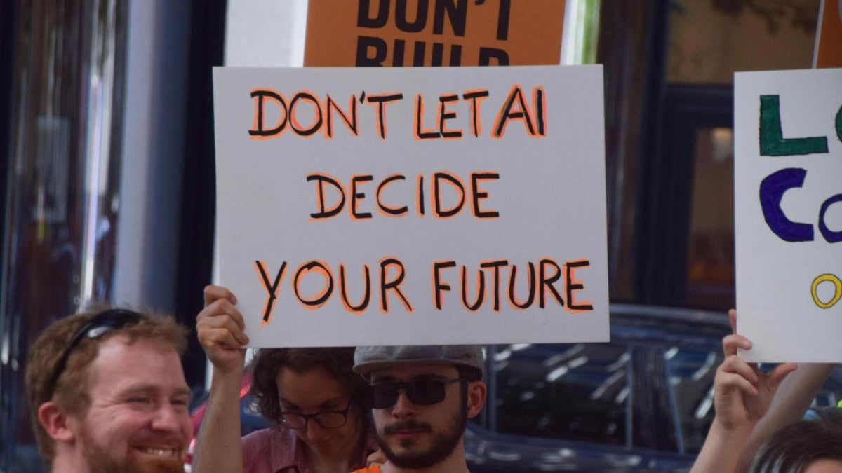 No eres el único que está harto de la IA: una nueva encuesta confirma que cada vez nos gusta menos esta tecnología