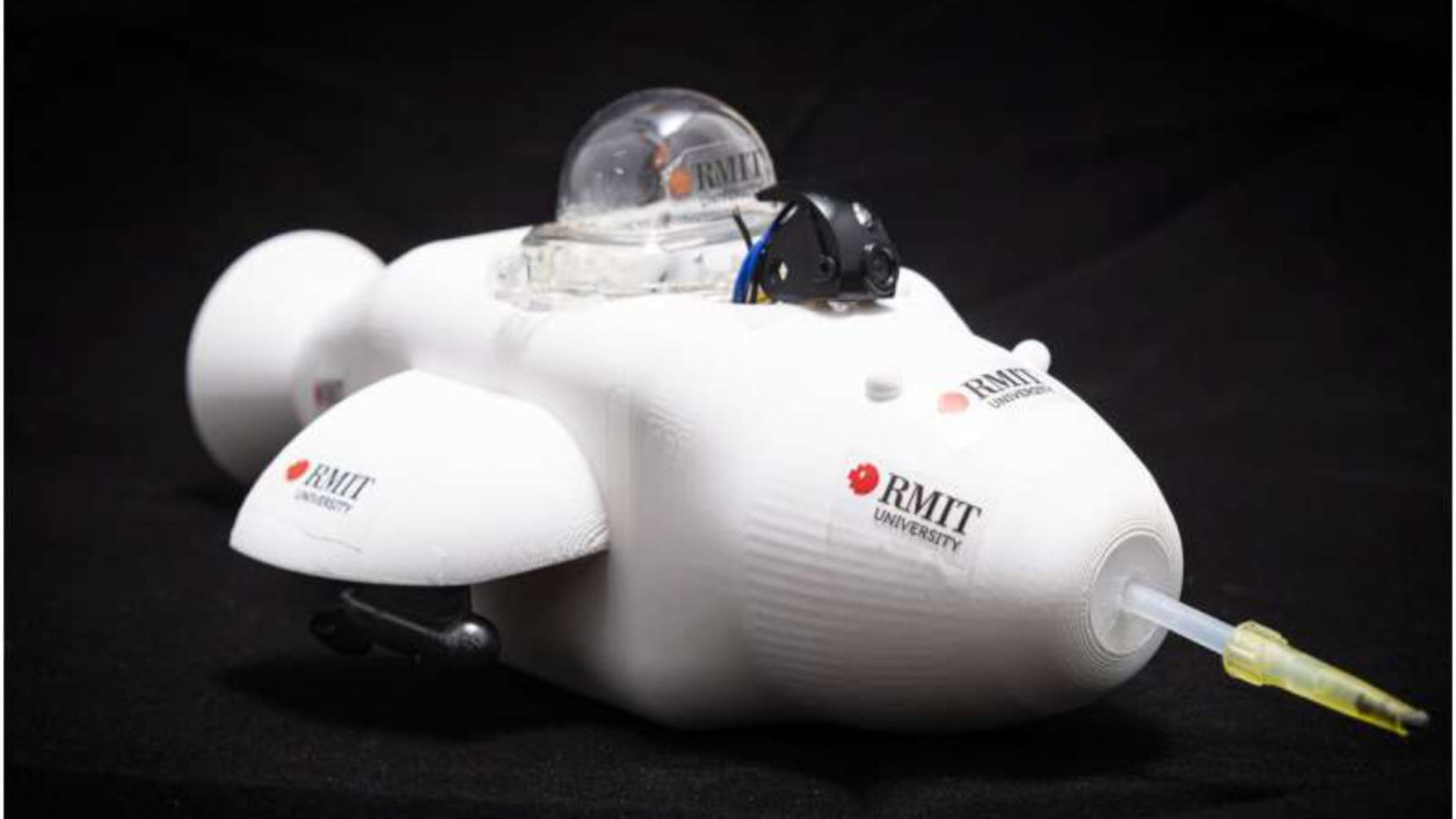 Crean un minirrobot con forma de delfín que aspira vertidos de petróleo del agua