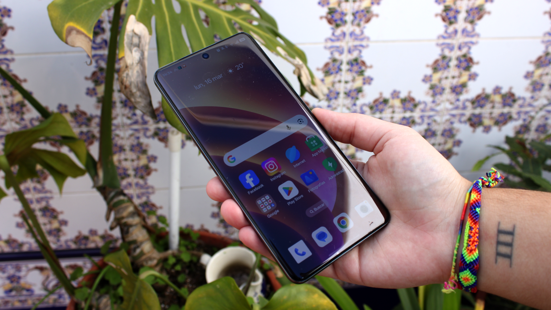 La pantalla del smartphone de realme deja muy buenas sensaciones | Fotografía de Lucía Alcántara Gil