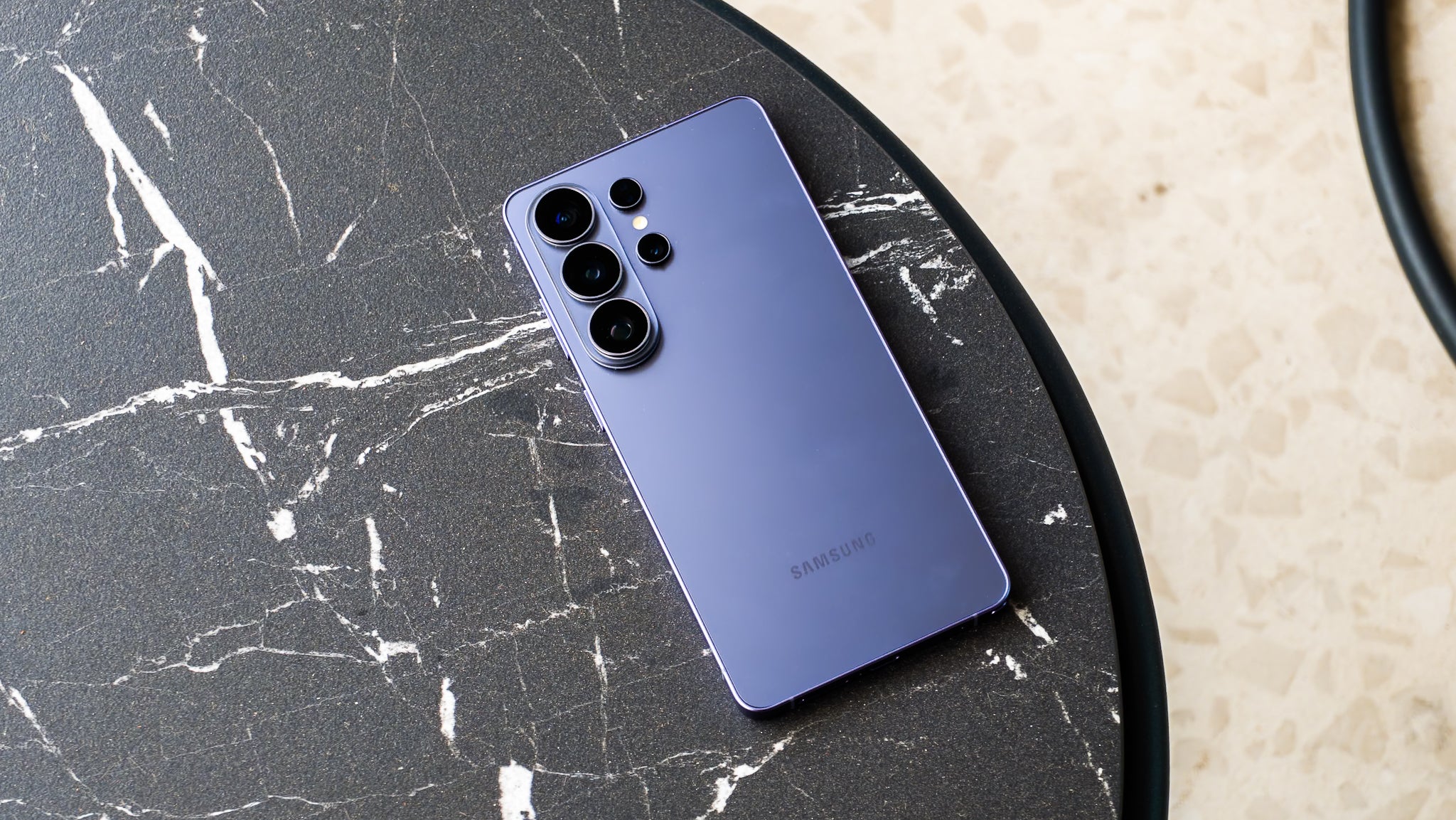 Detalle del diseño de la parte trasera del Samsung Galaxy S26 Ultra en color violeta / Fotografía de Christian Collado