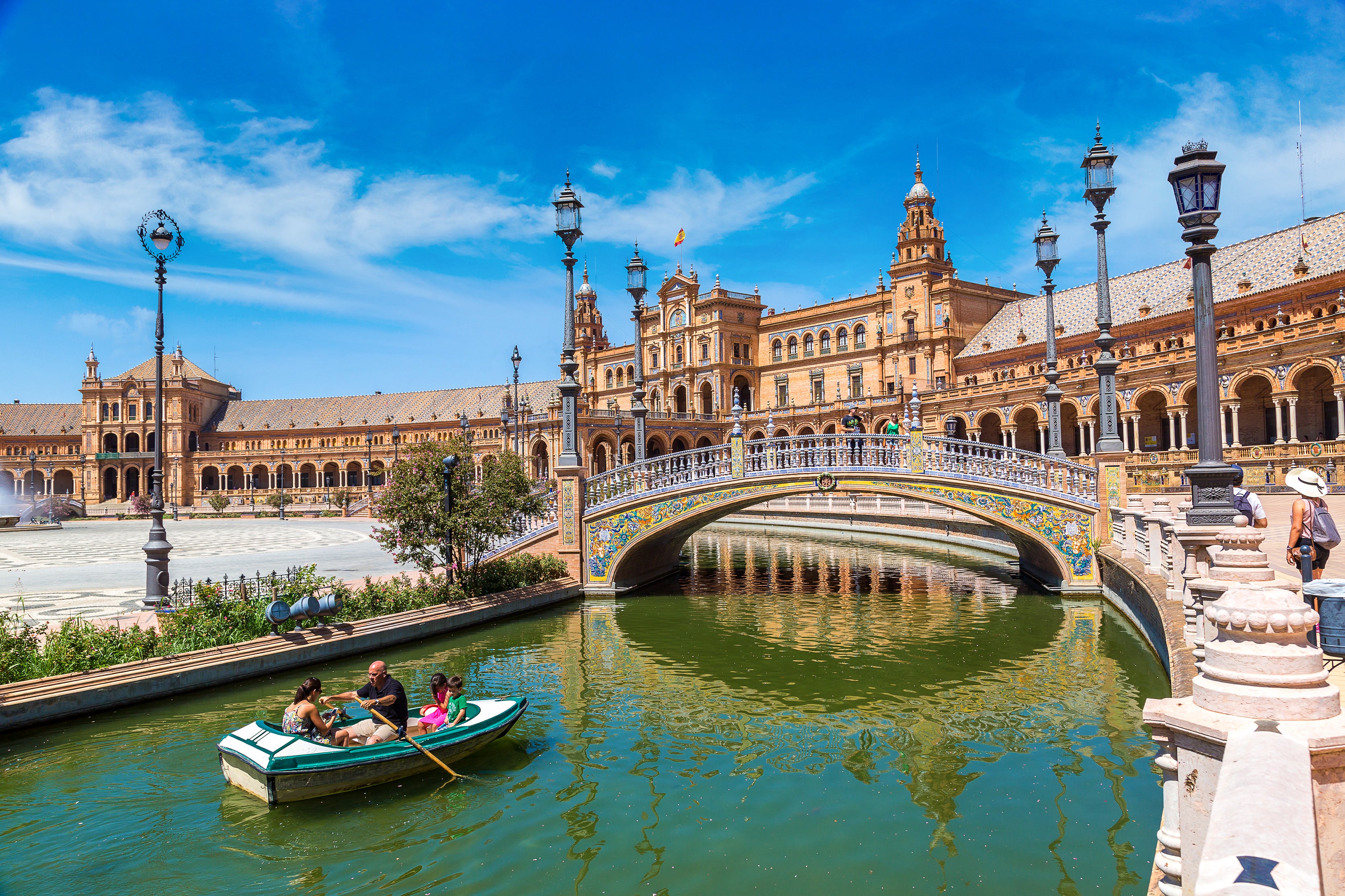 La Plaza de España es uno de los lugares más emblemáticos de Sevilla, una ciudad que combina patrimonio histórico y vida cultural | Shutterstock