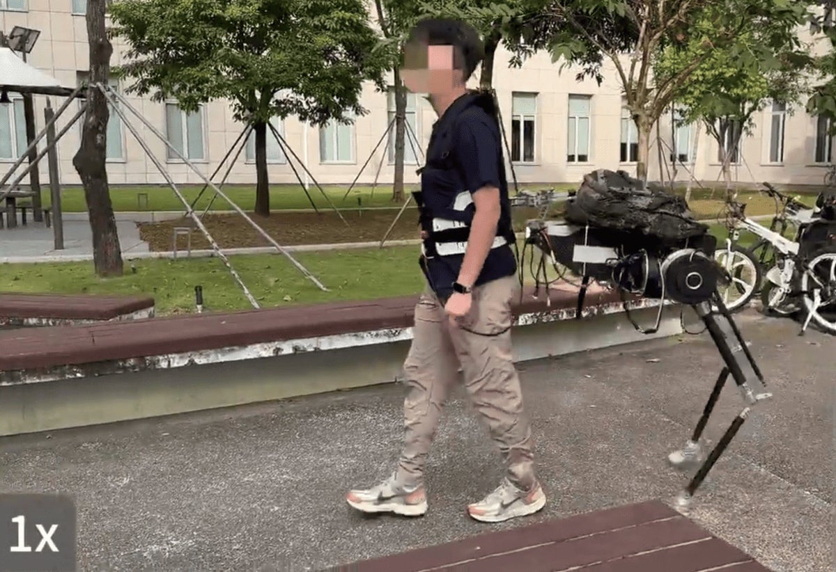 El robot centauro chino que se engancha a tu espalda para que cargues menos peso es extrañamente perturbador