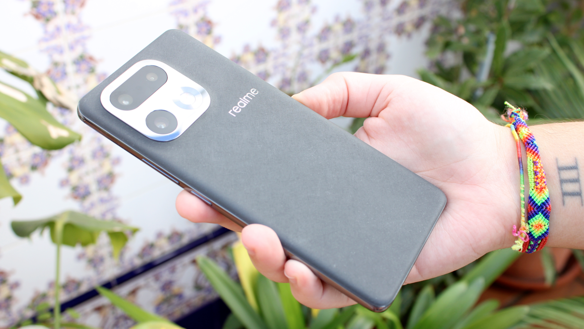 El realme 16 Pro+ es precioso en este color gris | Fotografía de Lucía Alcántara Gil