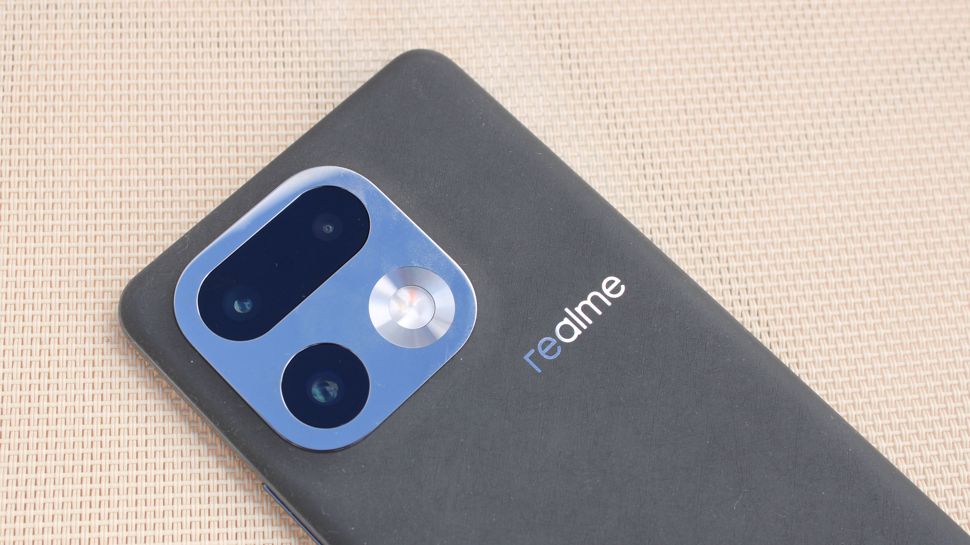 Tres son las cámaras traseras de este smartphone | Fotografía de Lucía Alcántara Gil