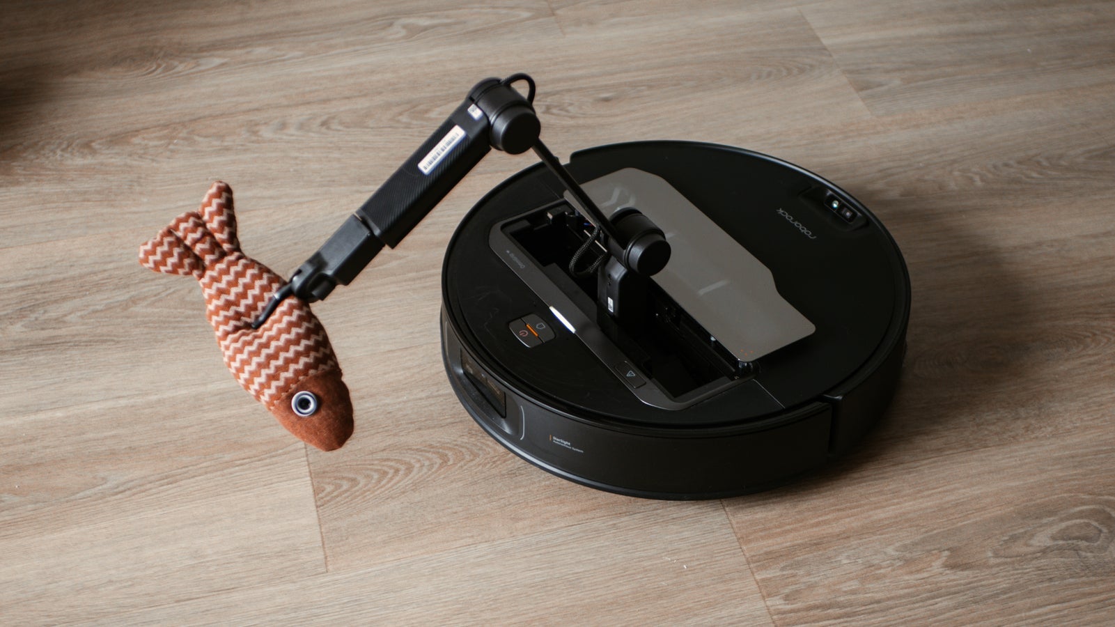 El Roborock Saros Z70, recogiendo del sueño a una de sus "presas" usando su brazo robótico / Fotografía de Christian Collado