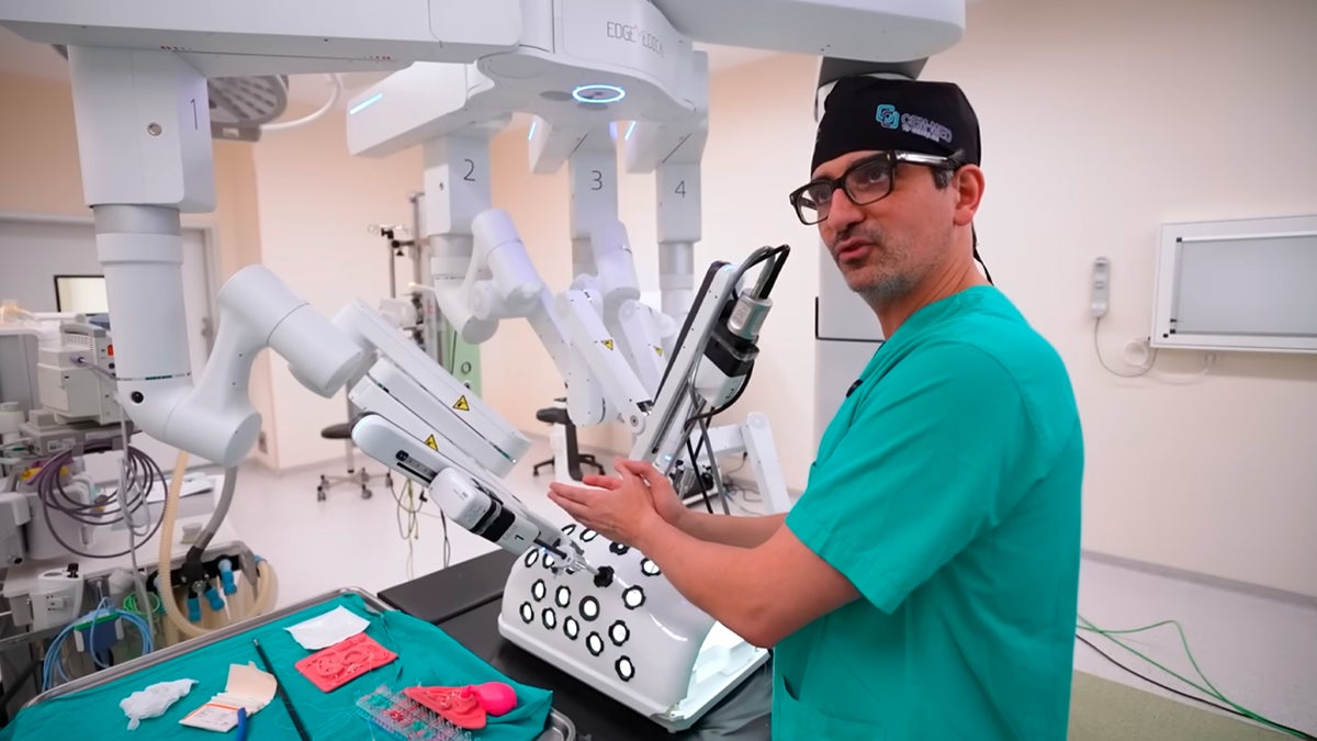 Un cirujano español muestra cómo se realizó la primera cirugía robótica transcontinental en el canal de Plex