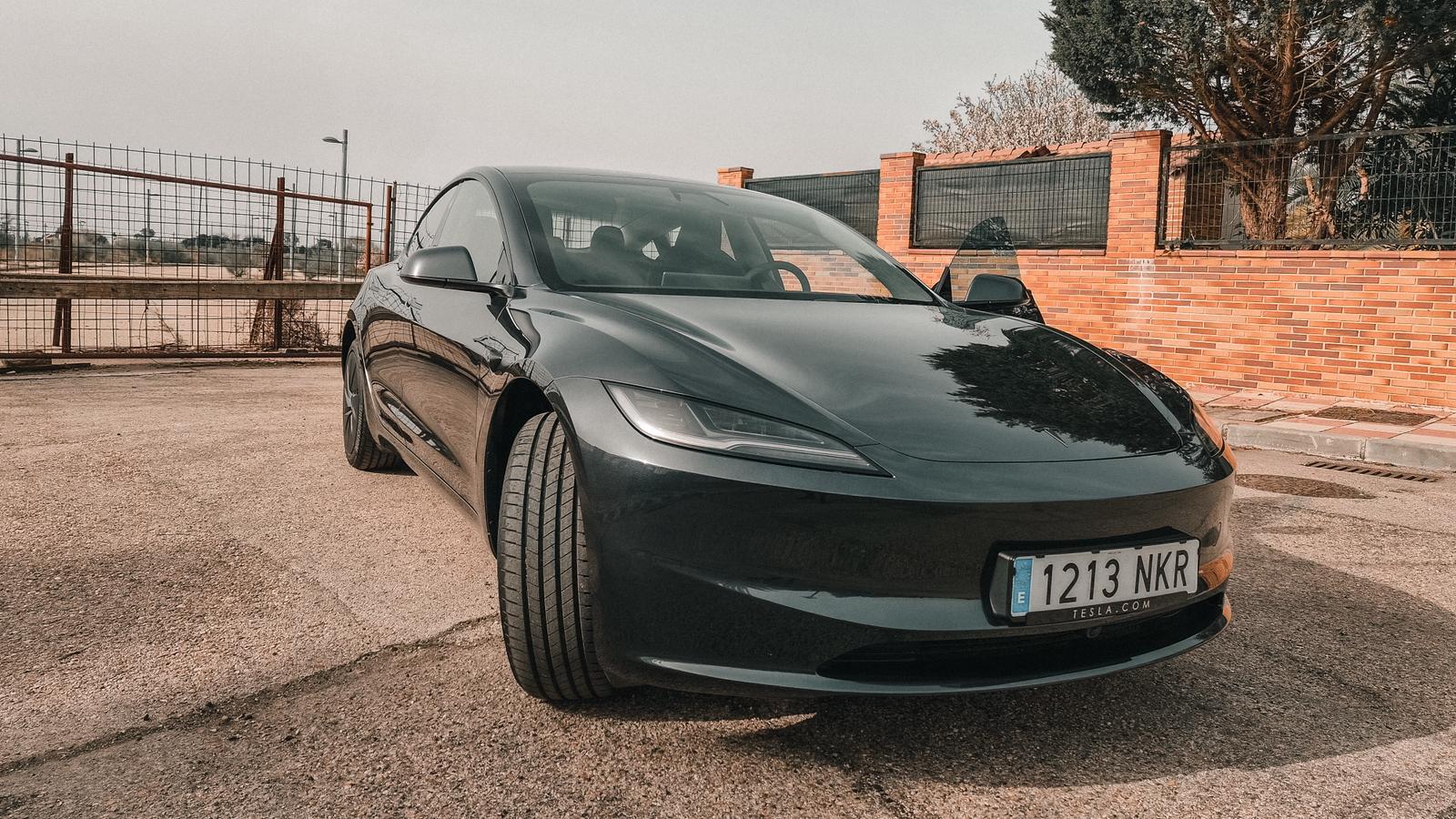 Estéticamente el Tesla Model 3 se presta a hacerle todo un libro