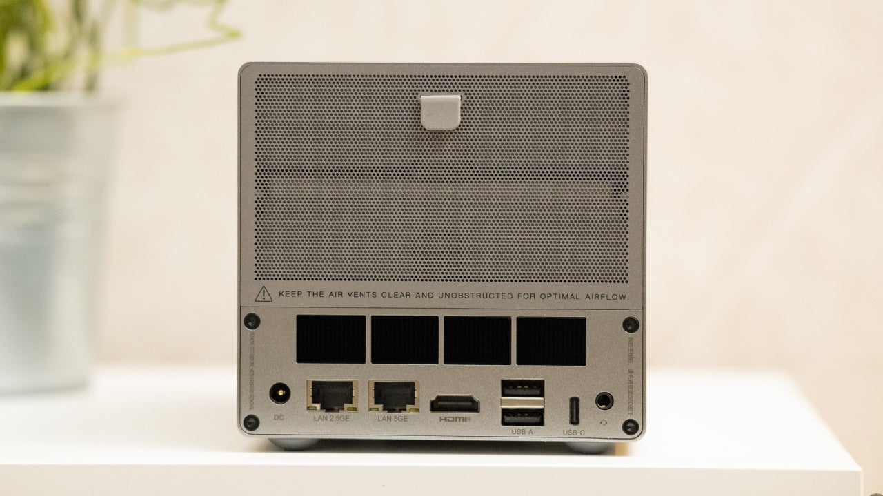 El Beelink ME Pro concentra casi todos sus puertos de conexión en la parte posterior del equipo / Fotografía: Elisa Piñón