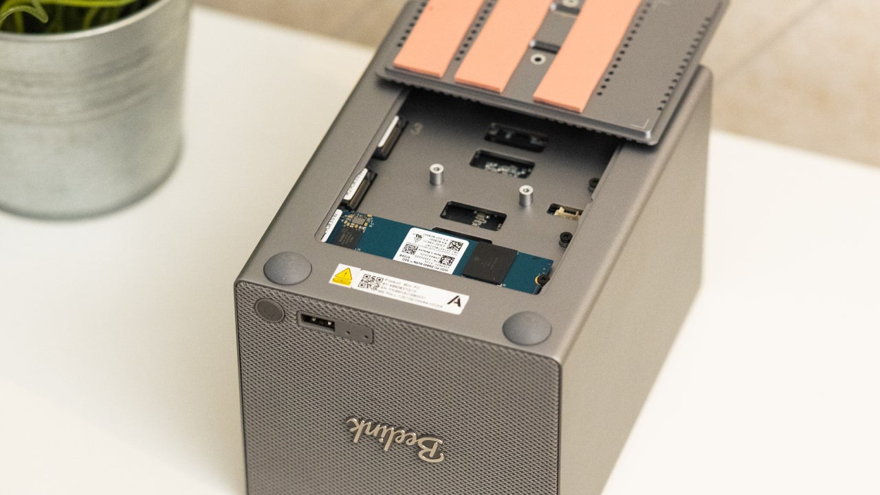 La tapa inferior del Beelink ME Pro esconde las tres ranuras para discos NVME M.2 y tiene adheridas 3 tiras de refrigeración para los mismos / Fotografía: Elisa Piñón