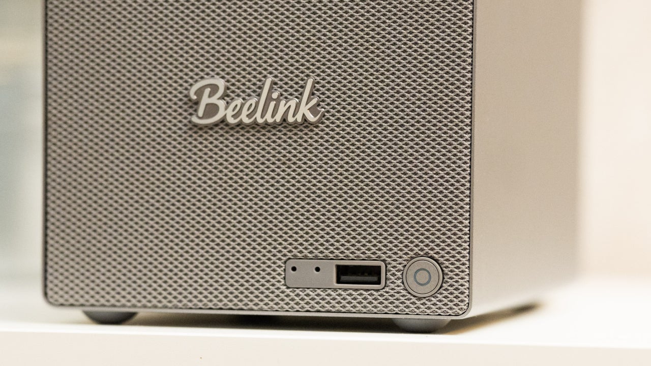 En la parte frontal del Beeelink ME Pro encontramos el botón de encendido con su luz LED circular y un puerto USB-A 3.2 / Fotografía: Elisa Piñón