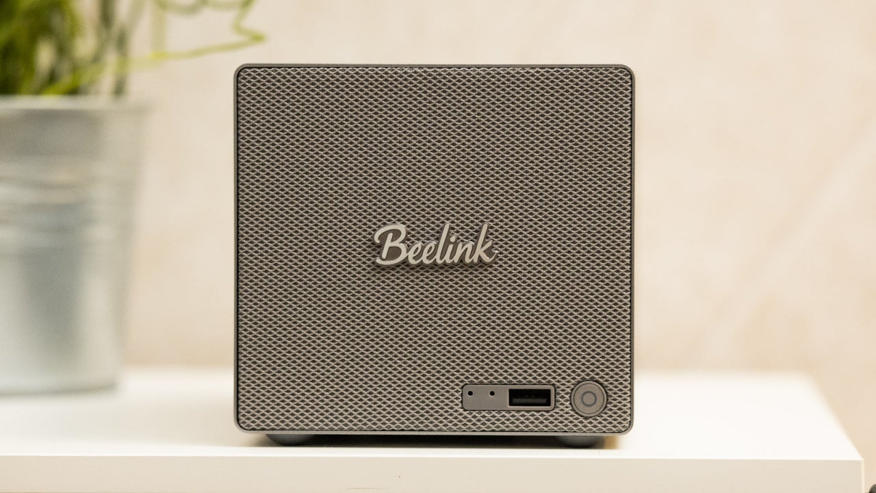 La parte frontal del Beelink ME Pro con su diseño de rejiila y el logo de la marca en el centro / Fotografía: Elisa Piñón