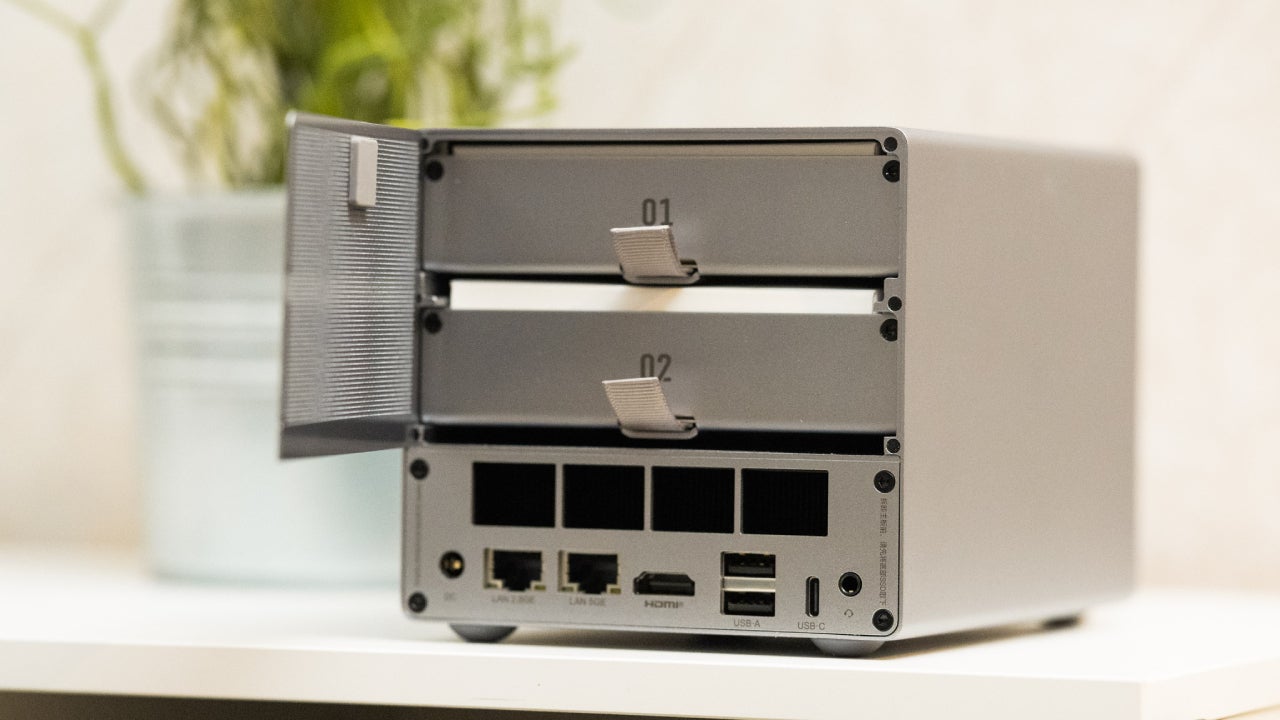 La tapa trasera magnética del Beelink ME Pro esconde sus dos ranuras para discos mecánicos / Fotografía: Elisa Piñón